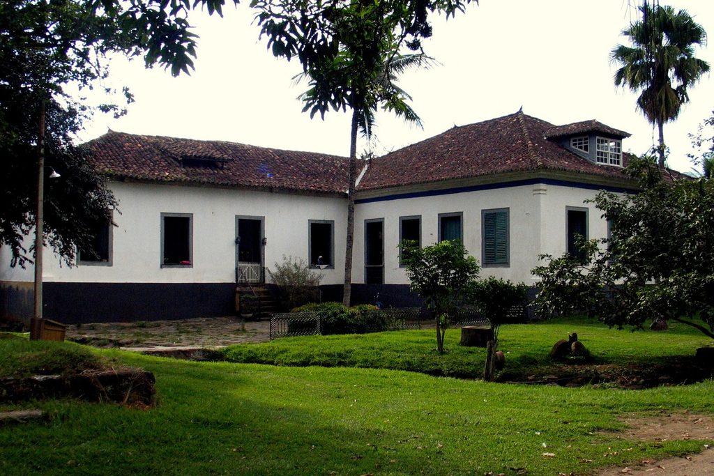 A sede da Fazenda dos Coqueiros, em Bananal. Foto: Vladimir Benincasa / Grupo de Pesquisa Patrimônio, Cidades e Territórios / Wikimedia Commons, CC BY-SA 4.0 (recortada)