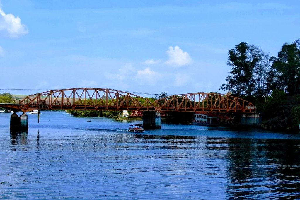 Ponte de ferro vermelha em arcos sobre o rio Tietê, a Ponte Campos Salles, em Barra Bonita