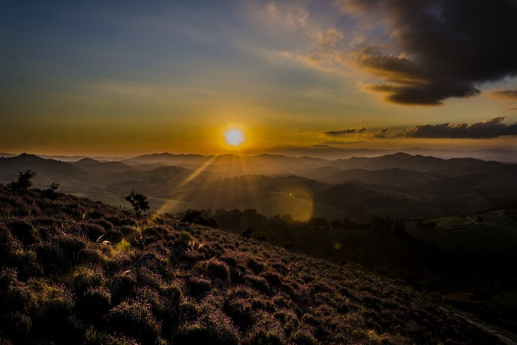 Pôr do sol sobre as montanhas, visto de uma encosta coberta de lavanda no Lavandário, em Cunha
