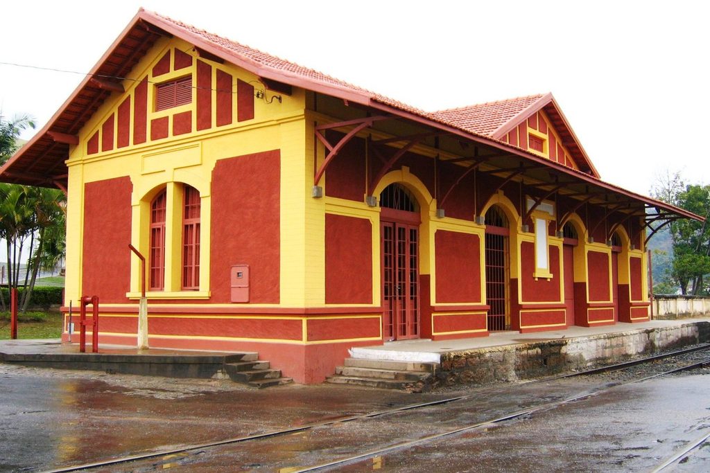 Fachada da Estação Central de Guararema, prédio histórico de 1891 em vermelho e amarelo
