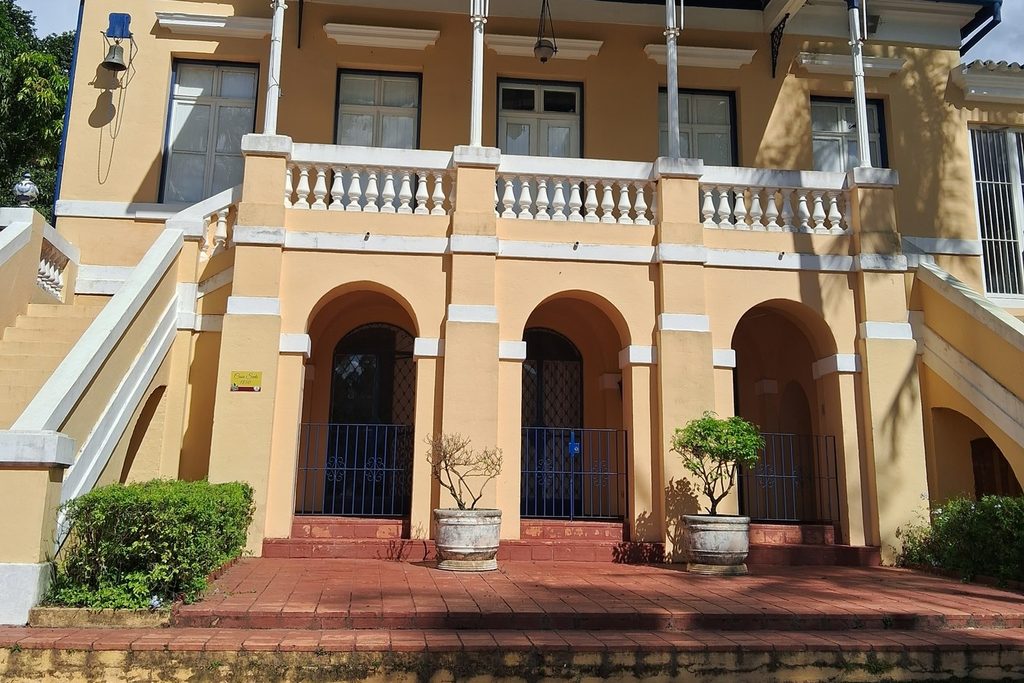 Fachada principal da Fazenda Nossa Senhora da Conceição, em Jundiaí, com arcos e varanda