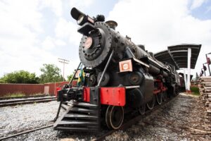 Maria-Fumaça histórica parada nos trilhos da Estação Central de Guararema, SP