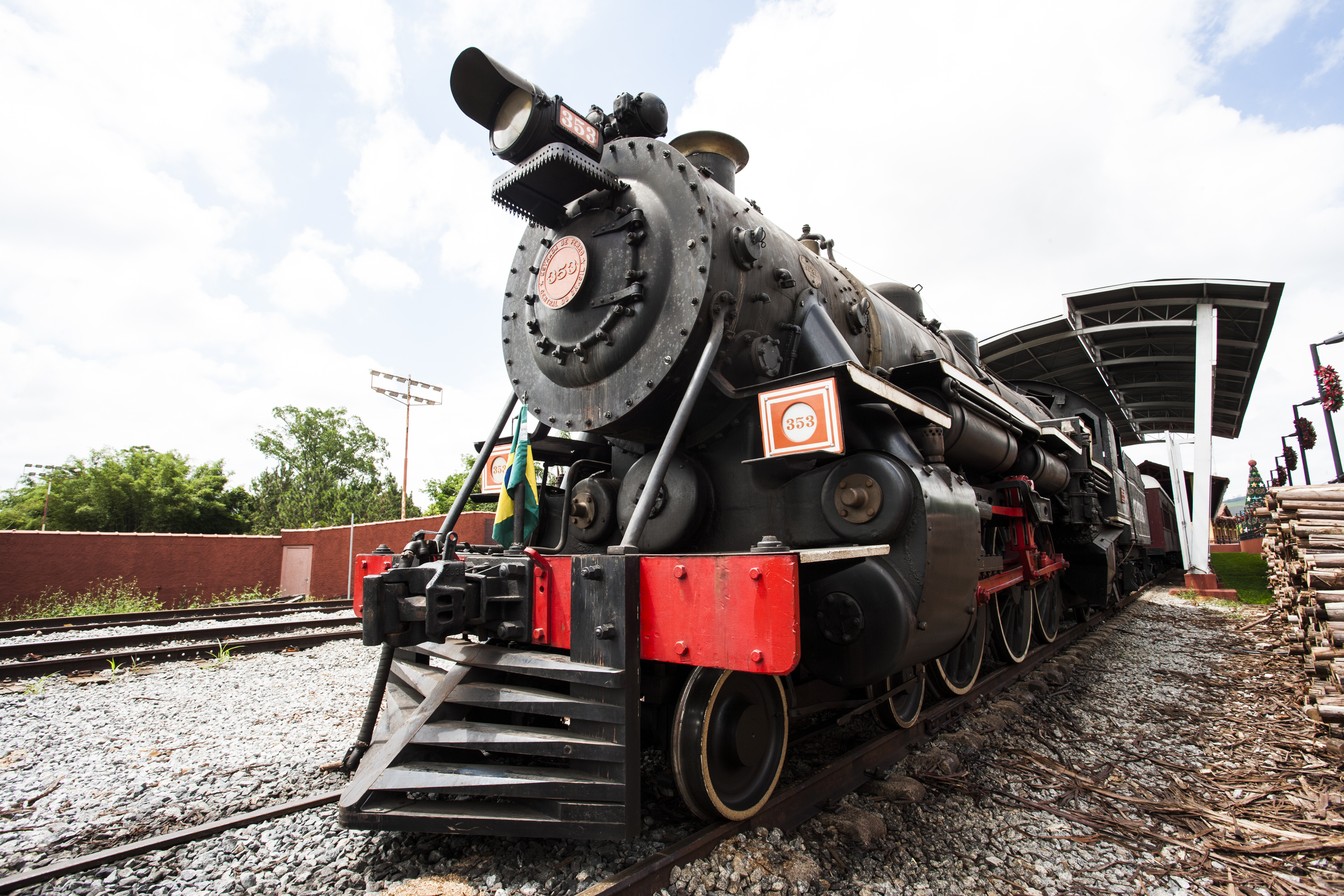 Maria-Fumaça histórica parada nos trilhos da Estação Central de Guararema, SP