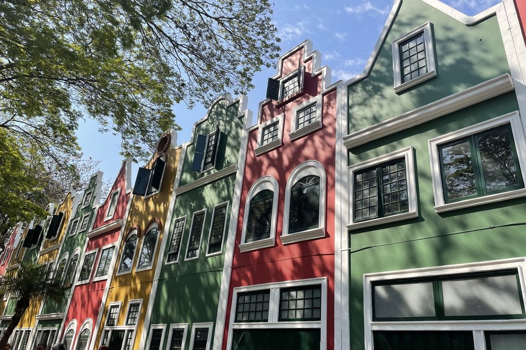 Fileira de casinhas coloridas em estilo holandês vistas em ângulo, em Holambra, SP