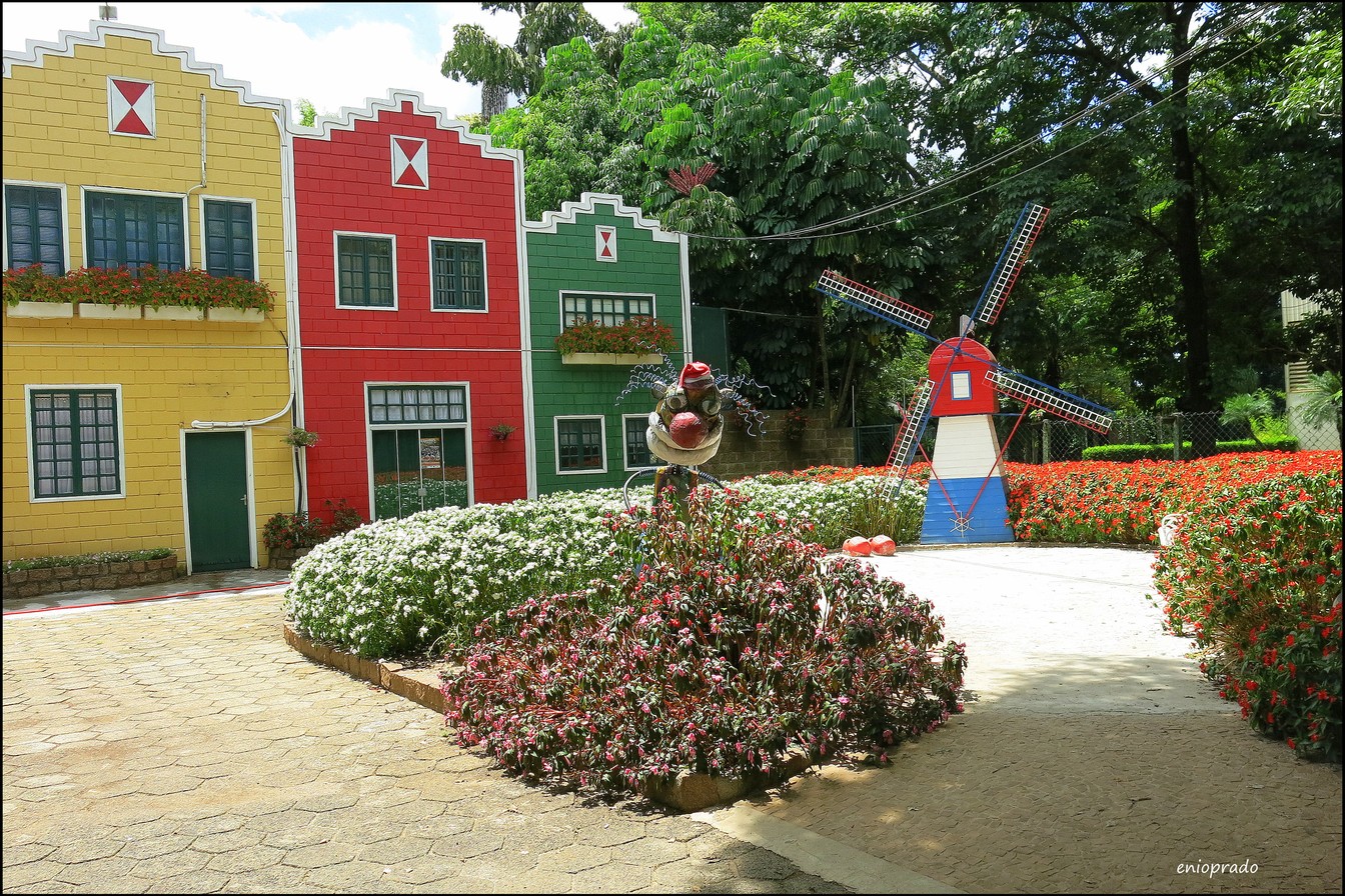 Casinhas coloridas em estilo holandês com moinho decorativo e jardim em Holambra, SP