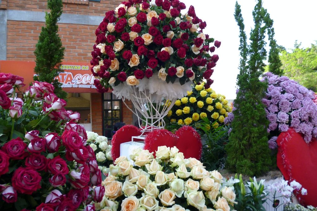 Arranjo de rosas vermelhas, amarelas e lilás em exposição de flores em Holambra, SP