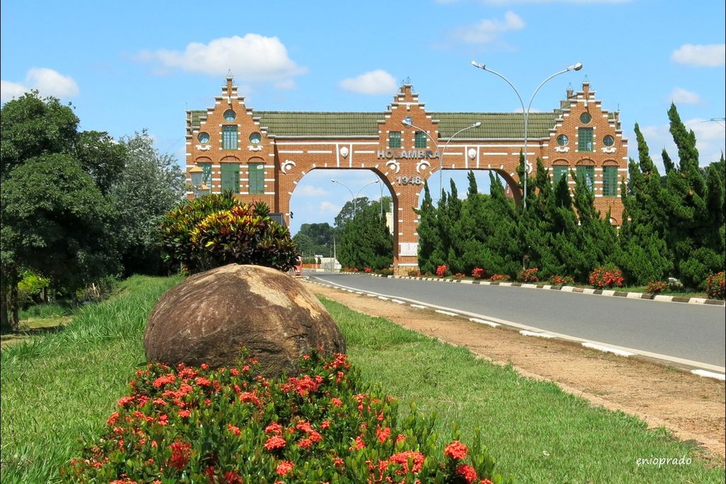 Pórtico de entrada de Holambra, arco de tijolos em estilo holandês com o nome da cidade