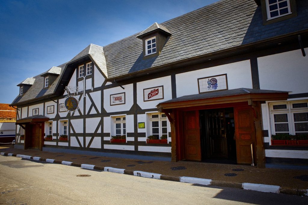 Casarão em estilo enxaimel, branco com vigas escuras e telhado de ardósia, do Bar do Alemão, em Itu