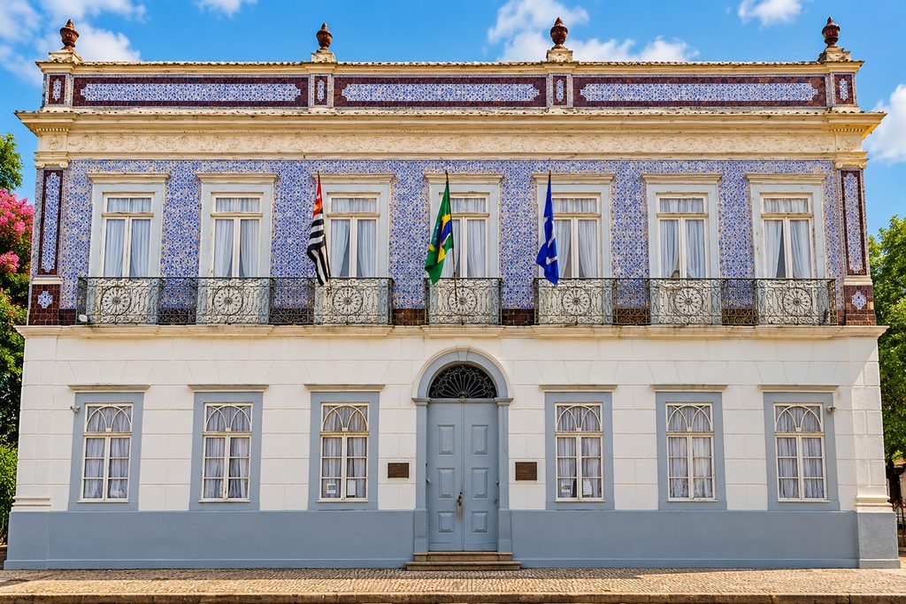 Sobrado de dois andares com fachada de azulejos azuis e sacadas de ferro, o Museu Republicano, em Itu