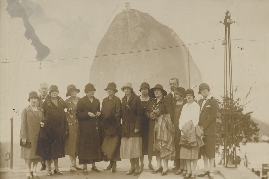Marie Curie em foto de 1926, em grupo com integrantes da Federação Brasileira para o Progresso Feminino, com o Pão de Açúcar ao fundo