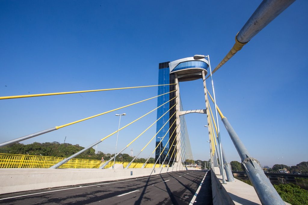 Torre da Ponte Estaiada de Salto com mirante de vidro e cabos amarelos, sob céu azul