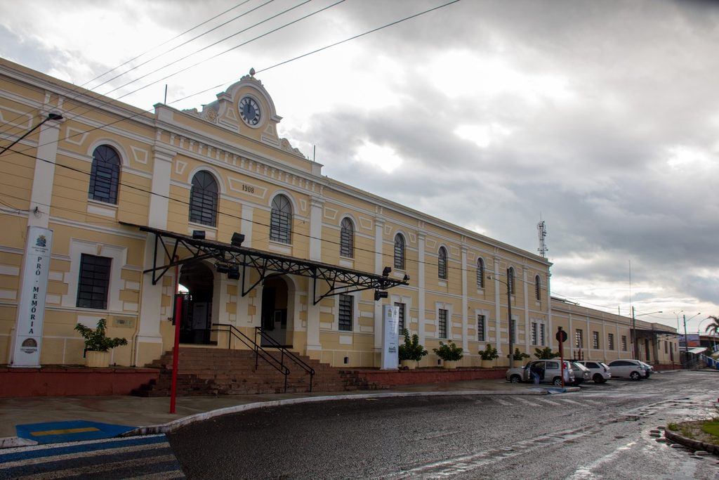 Fachada amarela da Estação Cultura, antiga estação ferroviária de São Carlos, no interior de São Paulo