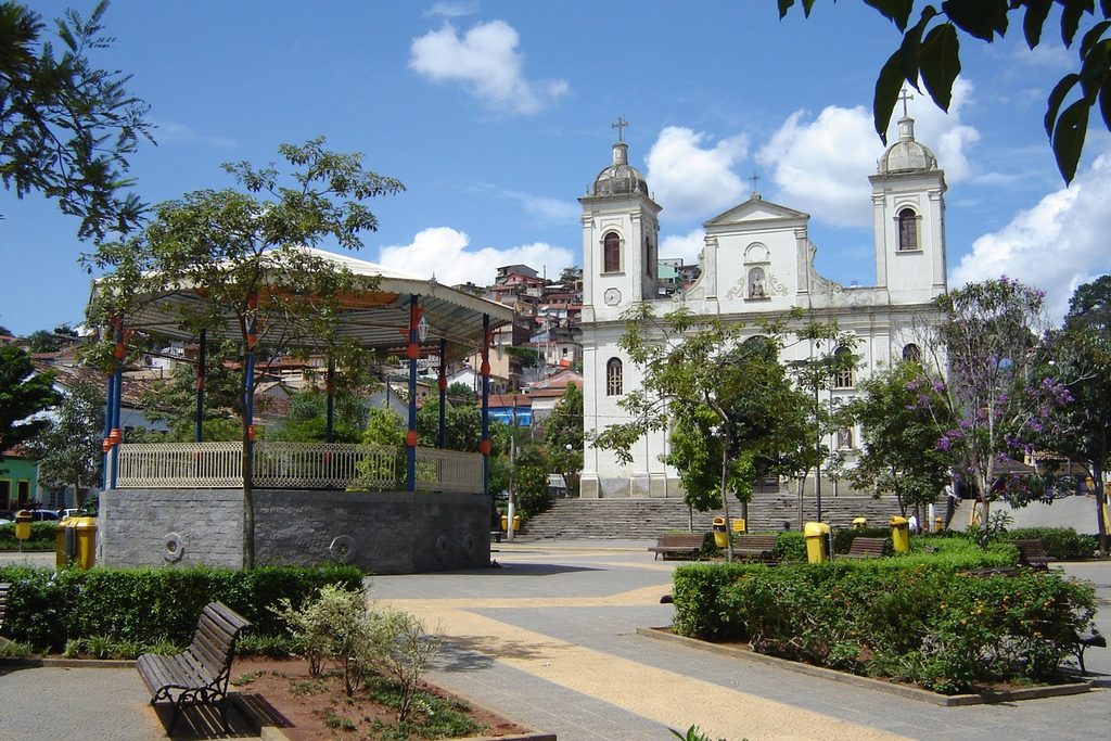 A praça e a antiga matriz em março de 2009, meses antes da enchente. Foto: Heitor Carvalho Jorge / Wikimedia Commons, CC BY-SA 4.0 (recortada)