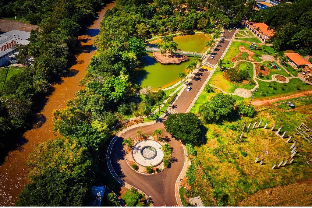 Vista aérea do Parque das Águas, onde fica o balneário de Águas de Santa Bárbara, com lagos, jardins e rotatória