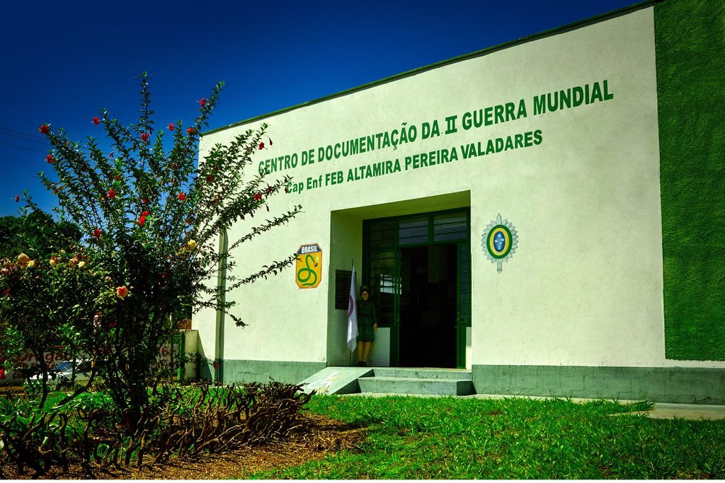 Fachada branca e verde do Centro de Documentação da II Guerra Mundial, o Museu Capitã Altamira, em Batatais