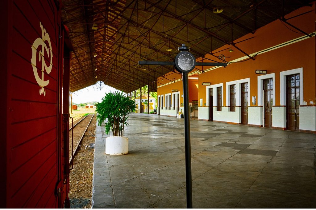 Plataforma da antiga estação ferroviária de Bebedouro, hoje Estação Cultura, com cobertura de ferro e trilhos
