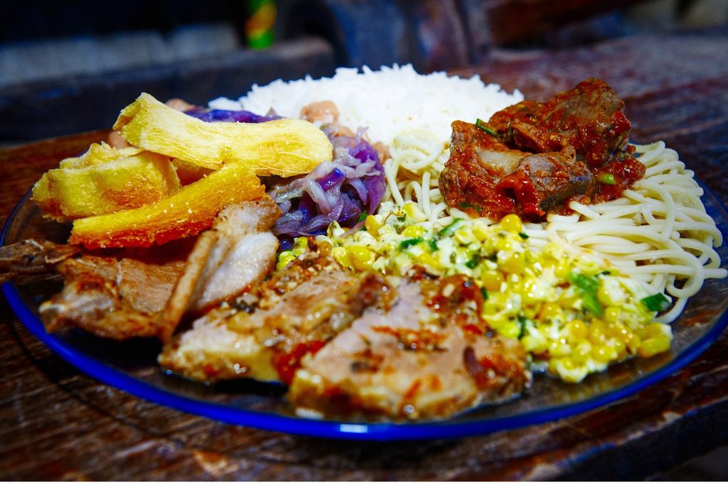 Prato de comida caipira com arroz, carne, mandioca frita, macarrão e milho na Cantina da Figueira, em Bofete