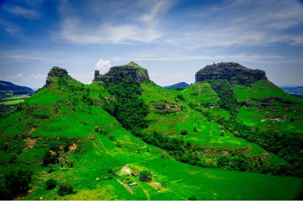 Vista aérea das Três Pedras, em Bofete, morros rochosos sobre encostas muito verdes