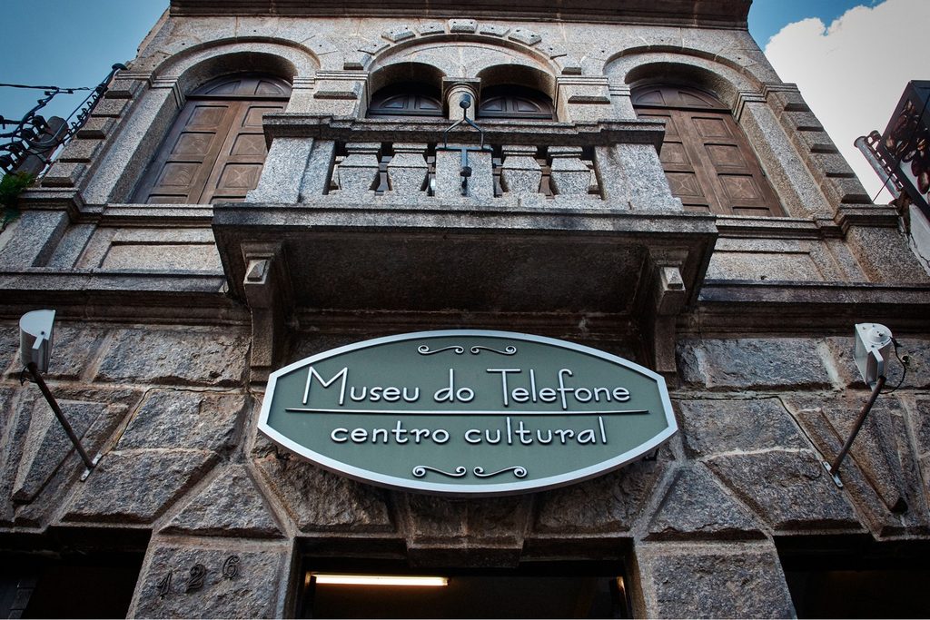 Fachada de pedra do prédio de 1908 com a placa Museu do Telefone centro cultural, em Bragança Paulista