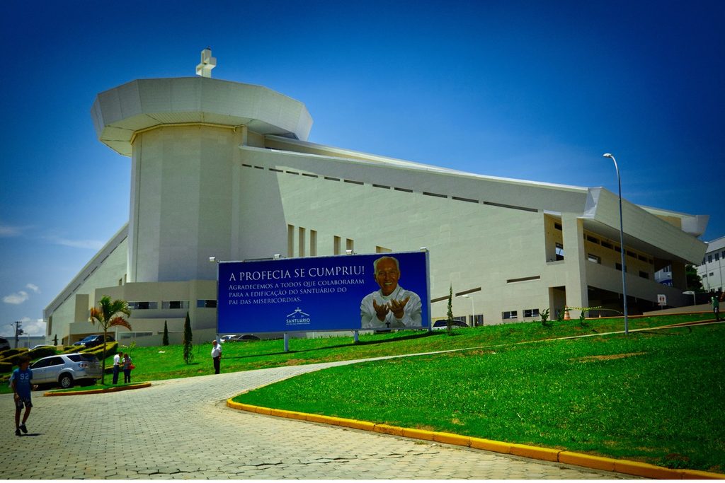 Prédio branco moderno do Santuário do Pai das Misericórdias, na Canção Nova, em Cachoeira Paulista