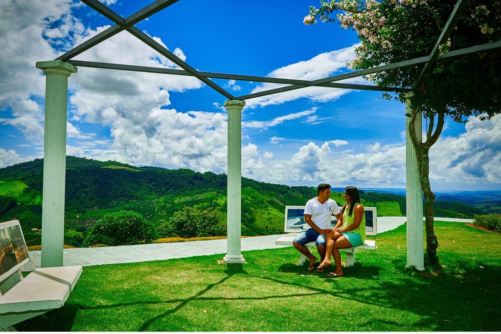 Praça do Mirante de Caconde no alto do morro, com vista para a cidade e as serras