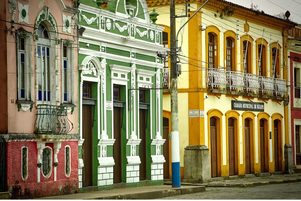 Sobrados coloridos do centro histórico de Iguape, com fachadas verde, rosa e amarela e a Câmara Municipal com sacadas de ferro