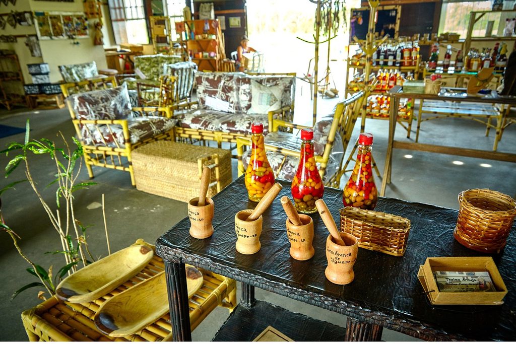 Artesanato de madeira, cestos e garrafas decoradas expostos no Centro Integrado de Turismo de Iguape