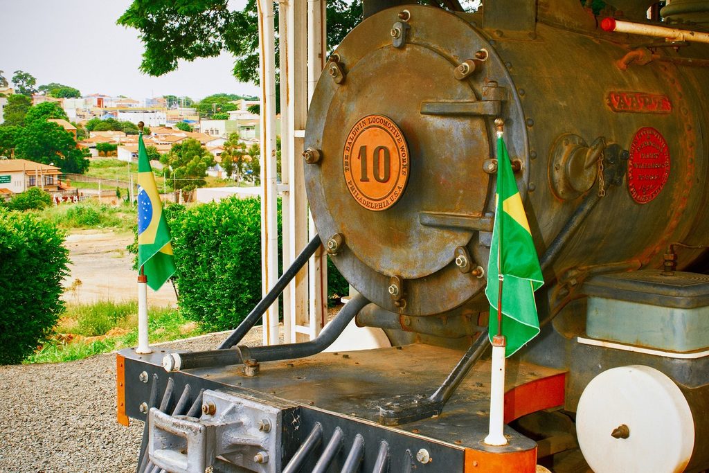 Frente da Locomotiva nº 10, de 1874, com a placa do número 10 e duas bandeirinhas do Brasil, exposta em Indaiatuba