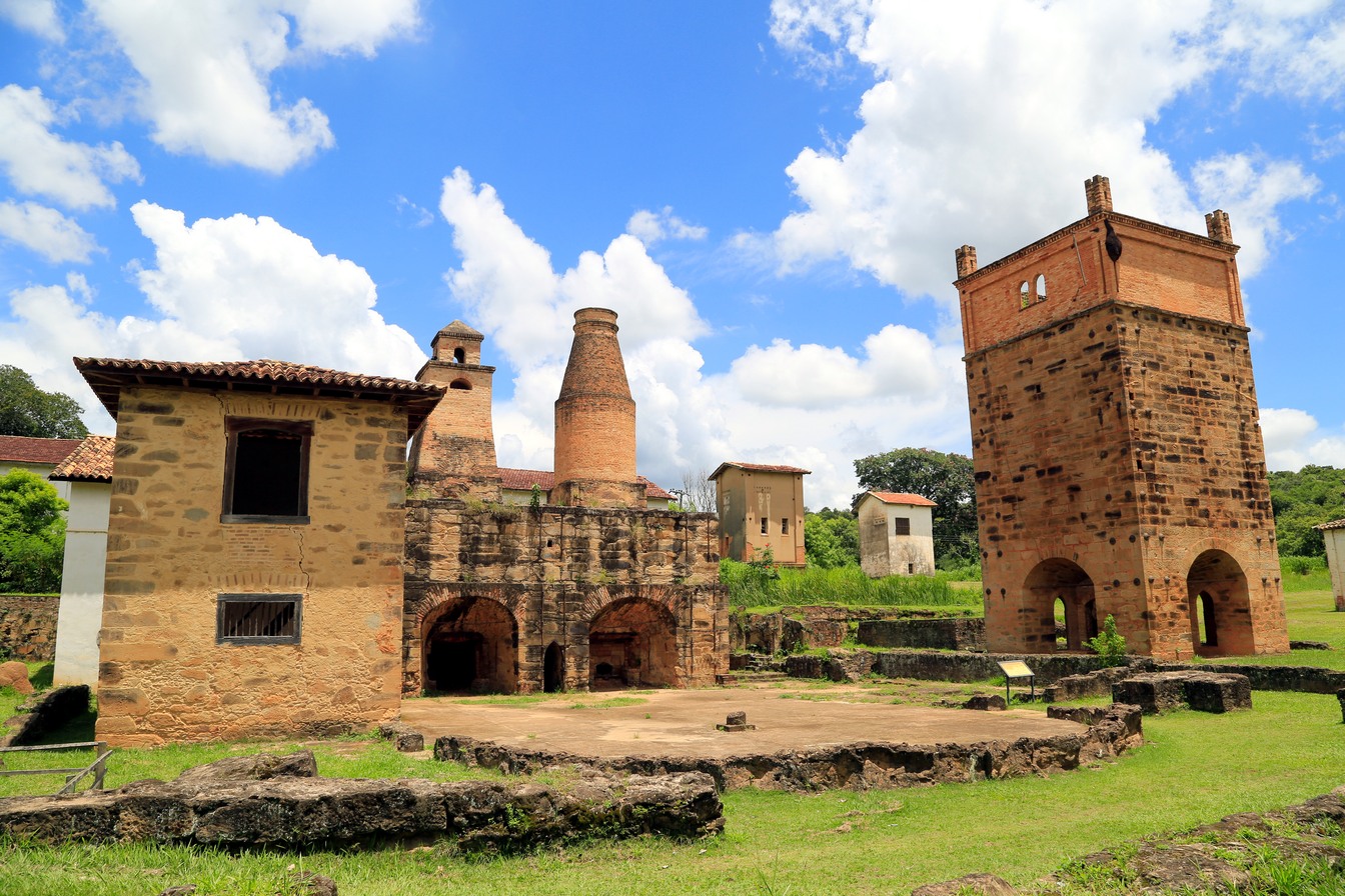 Ruínas dos altos-fornos de pedra e tijolo da Real Fábrica de Ferro na Fazenda Ipanema, com torre quadrada e chaminé, sob céu azul