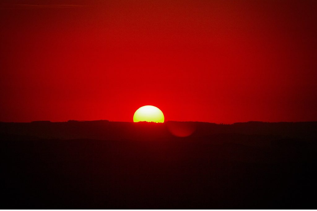 Sol se pondo vermelho no horizonte visto do Mirante do Morro Chato