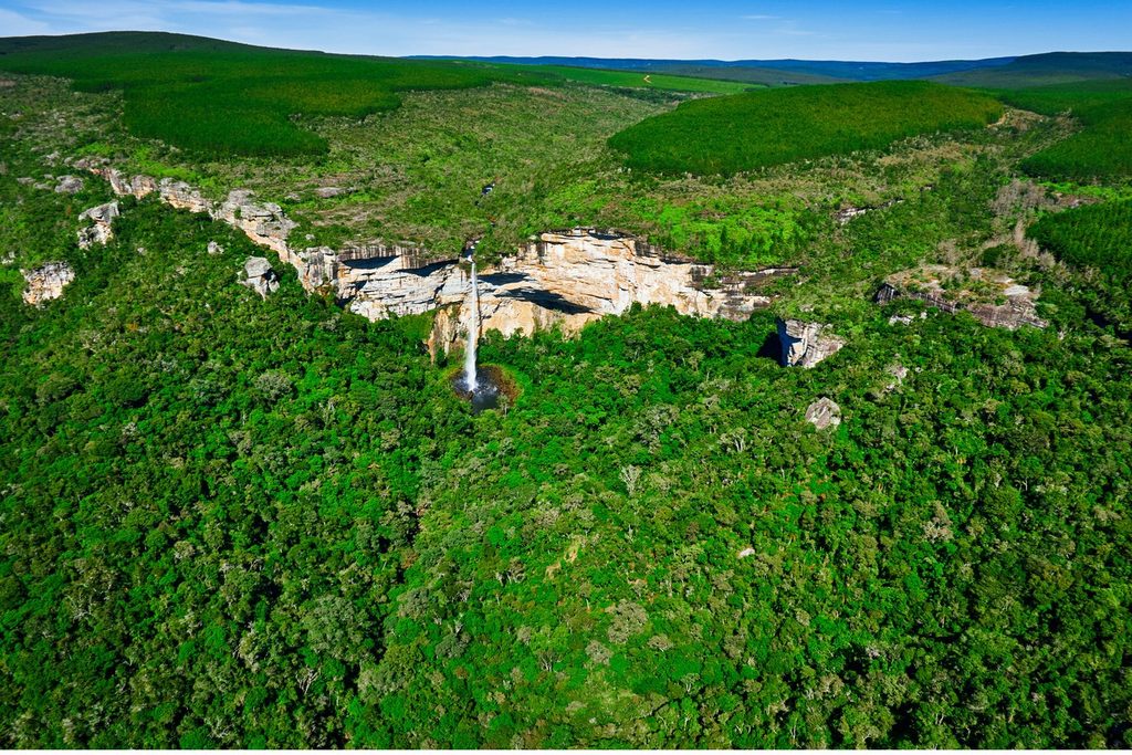 Vista aérea da Cachoeira do Corisco caindo de um paredão de pedra no meio da mata