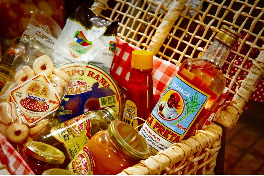 Cesta com cachaça Nica Preta, mel, doces e biscoitos caseiros vendidos no engenho, em Itupeva