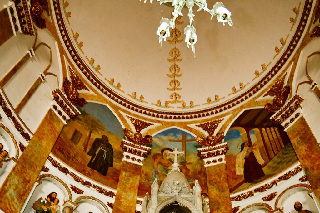 Interior da Basílica de São Benedito, com cúpula pintada, lustre e altares neogóticos