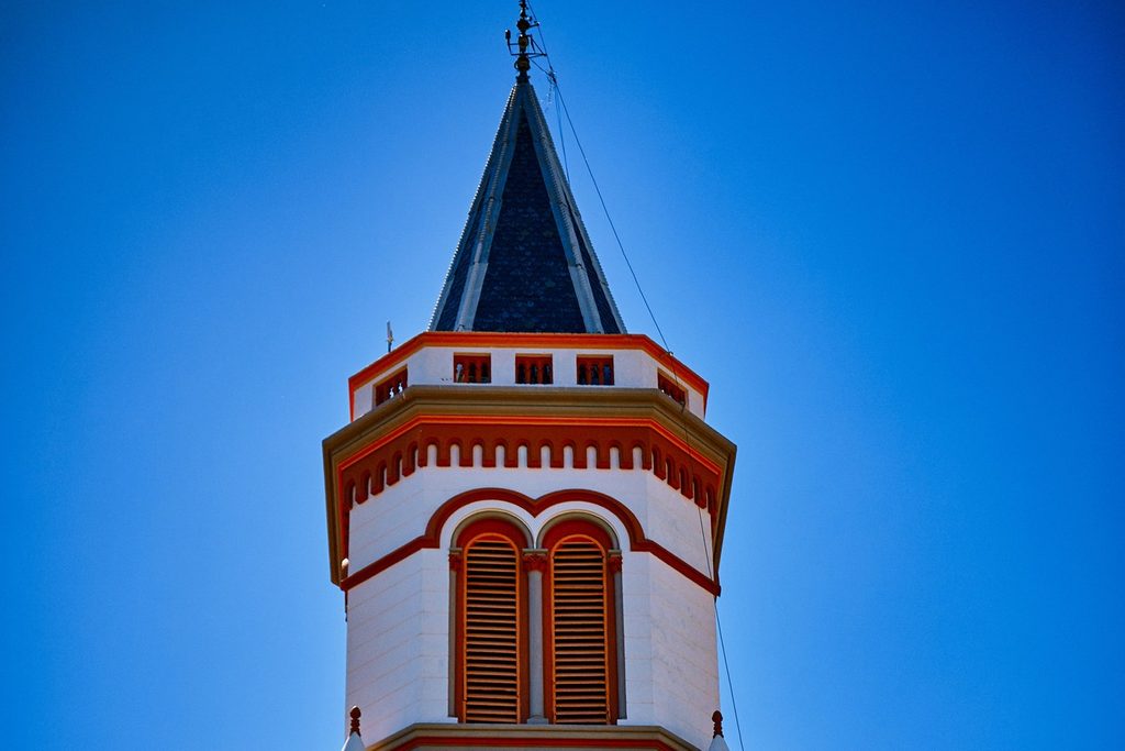 Torre branca com detalhes vermelhos e relógio da Catedral de Nossa Senhora da Piedade