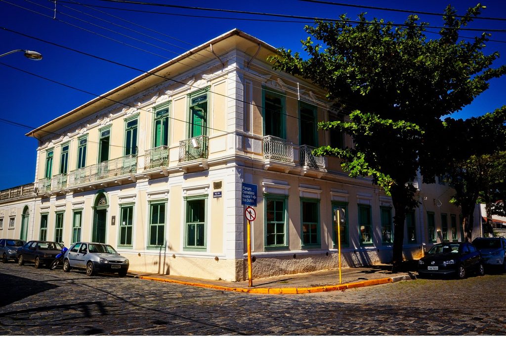 Solar do Conde de Moreira Lima, casarão de dois andares creme com janelas verdes e sacadas, numa esquina de Lorena