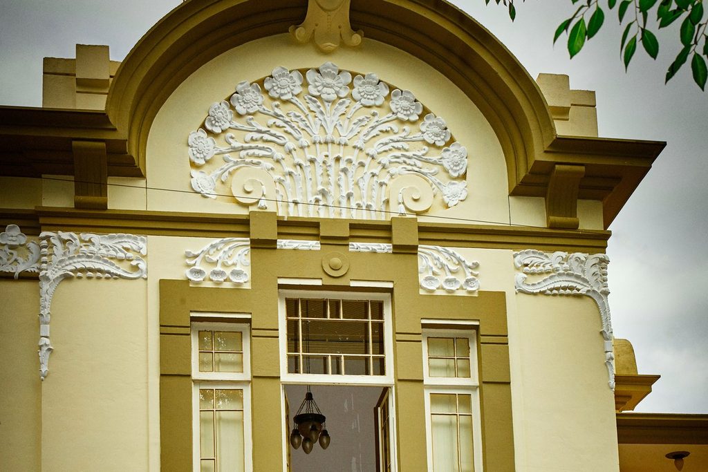 Fachada de casarão do centro histórico de Mococa com ornamentos em relevo em forma de leque e janelas de madeira