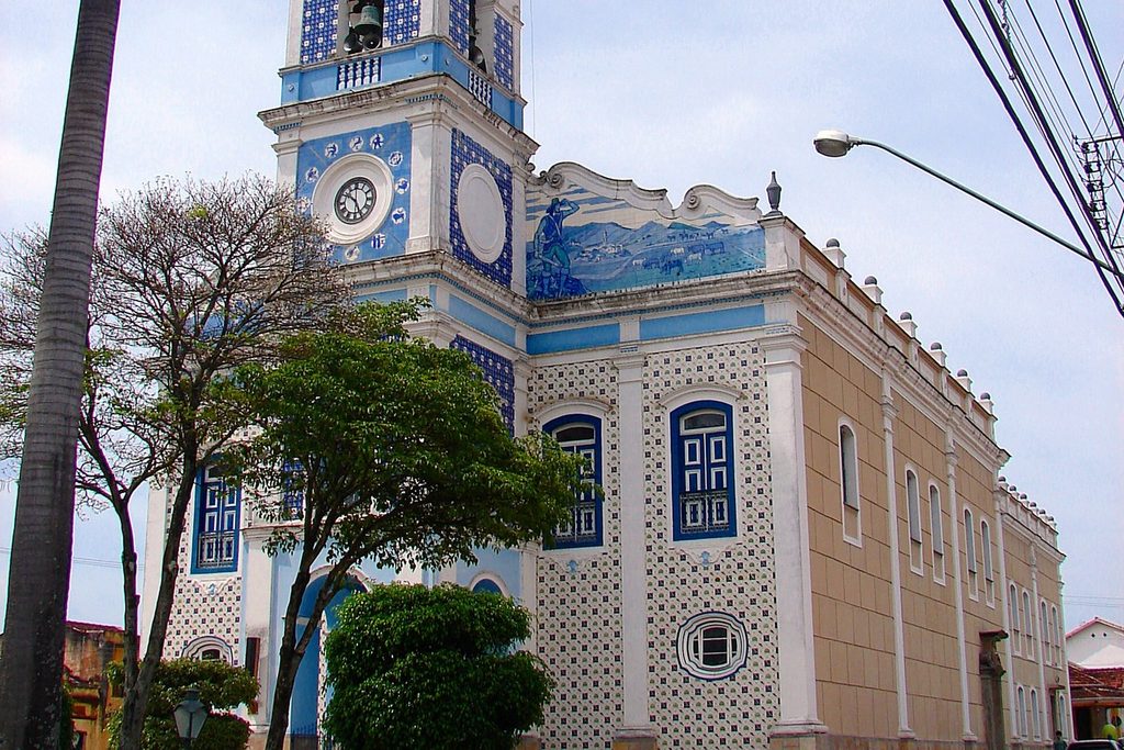 Torre da Igreja Matriz de Santo Antônio de Paraibuna, coberta de azulejos azuis e brancos, com relógio