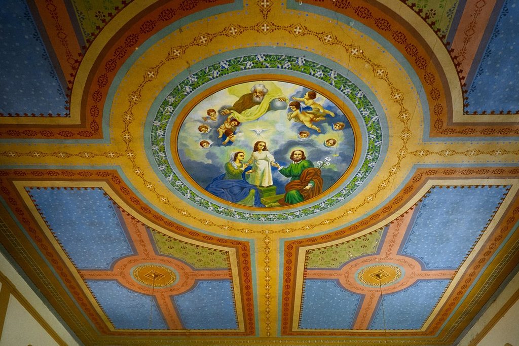 Teto pintado com medalhão central da Igreja Matriz do Divino Espírito Santo, em Pardinho SP