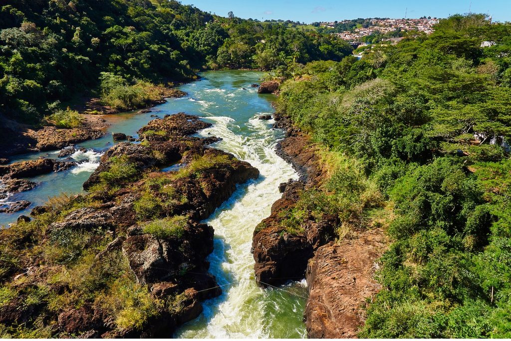 Corredeira da Garganta do Diabo, em Piraju, com o Rio Paranapanema passando branco e espumante entre grandes rochas