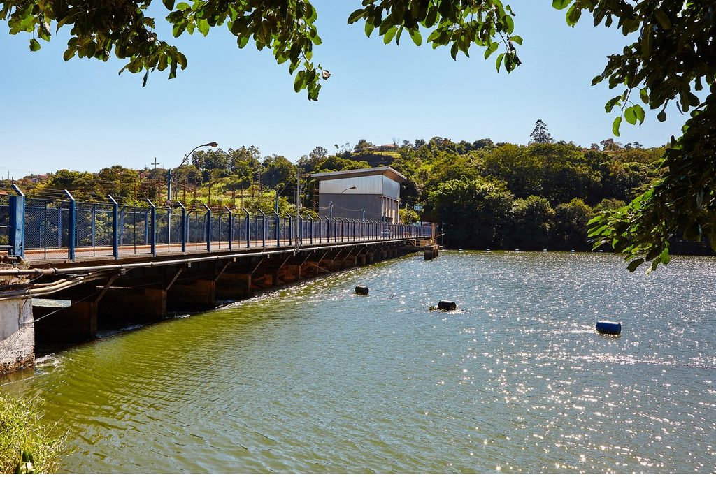 Ponte Engenheiro Nelson de Godoy, em Piraju, com grade azul, passando sobre a barragem da usina no Rio Paranapanema