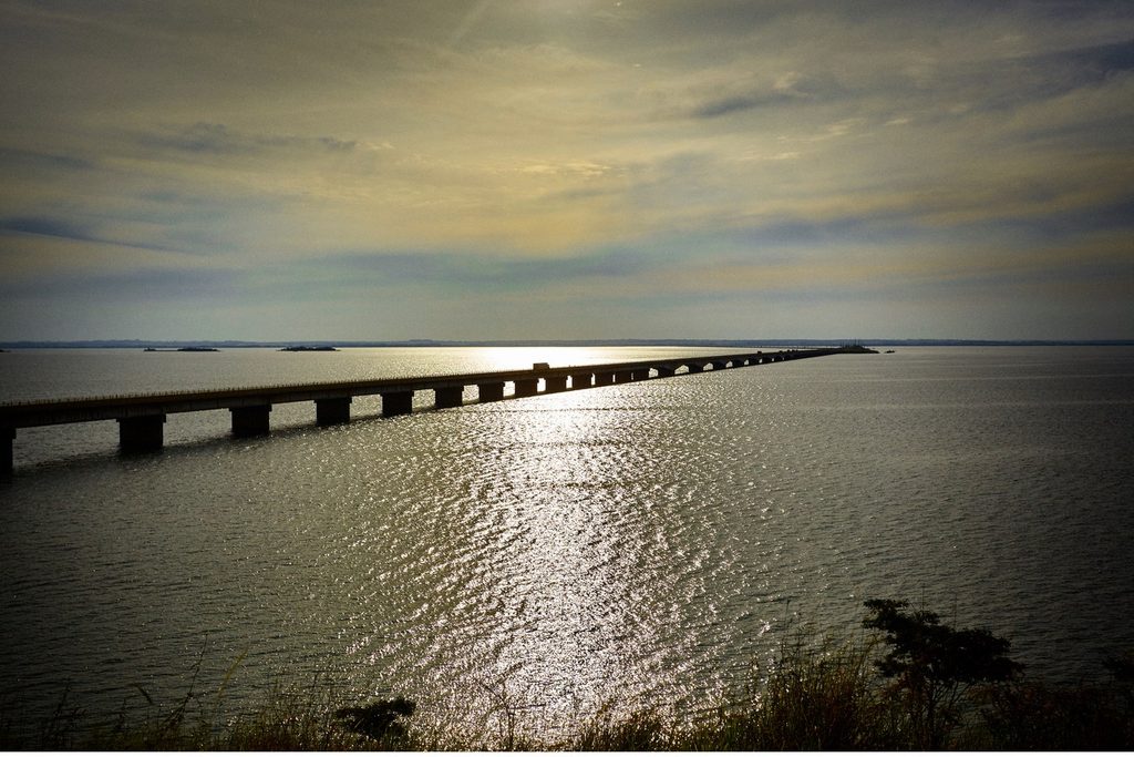 Ponte Hélio Serejo atravessando o Rio Paraná, com reflexo de luz na água