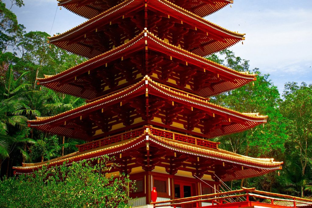 Torre de Miroku, pagode vermelho de vários andares em estilo japonês, cercado de mata em Ribeirão Pires