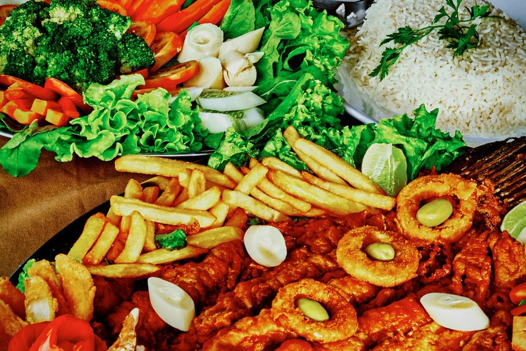 Prato de traíra desossada frita com batata frita, salada, arroz e ovos cozidos, servido em Rifaina