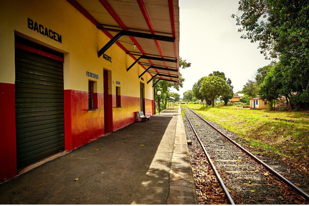 Plataforma da antiga estação ferroviária de Engenheiro Schmitt, com a palavra bagagem na parede e os trilhos ao lado