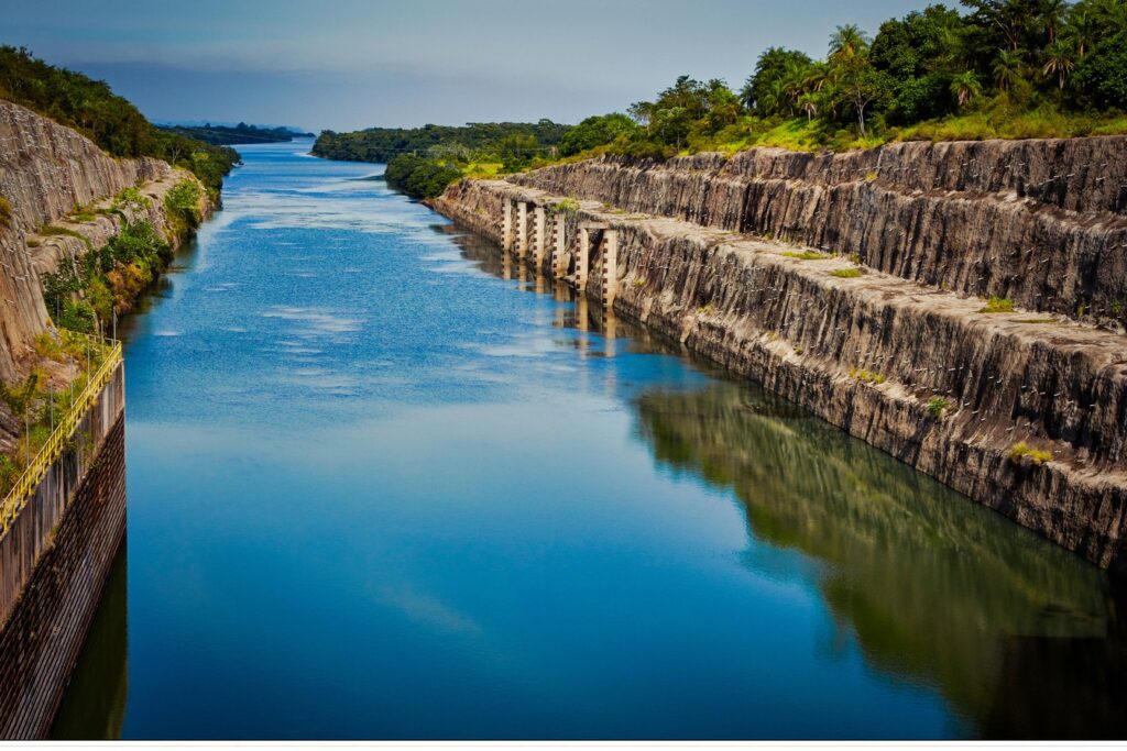Canal azul da eclusa da usina de Porto Primavera, em Rosana SP, entre paredões de rocha e mata