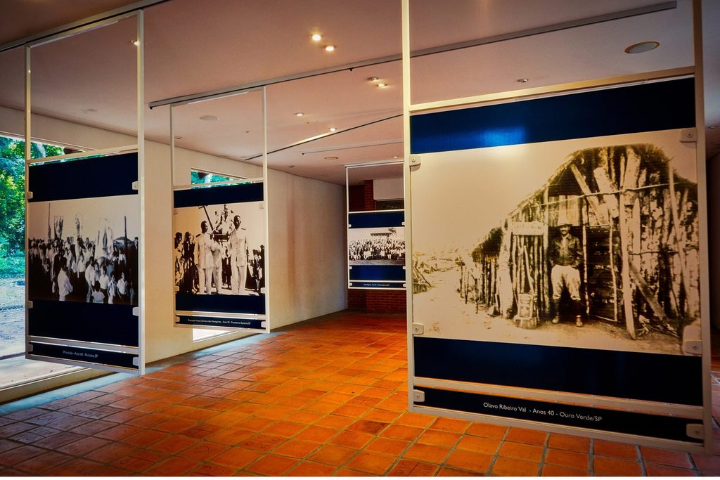 Painéis com fotografias históricas no Museu Regional, com piso de cerâmica