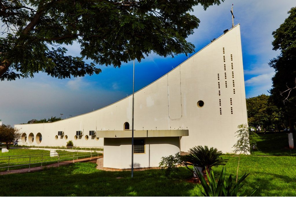 Igreja branca de formato inclinado, como a proa de um barco, no distrito de Primavera, em Rosana SP
