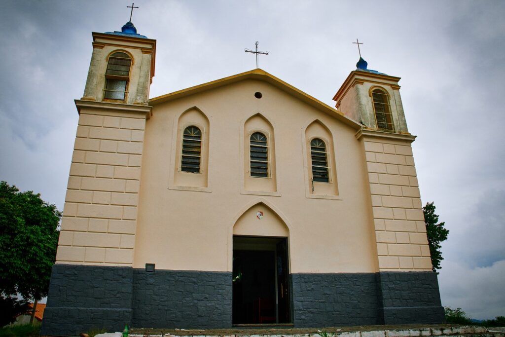 Igreja de Monte Serrat, em Santa Isabel, com duas torres, fachada creme e janelas em arco, no alto do morro
