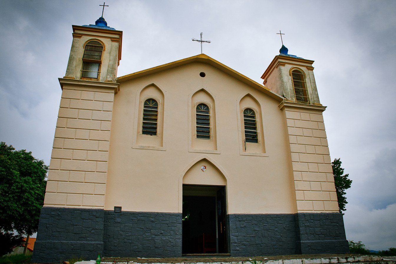 Igreja de Monte Serrat, em Santa Isabel, com duas torres, fachada creme e janelas em arco, no alto do morro
