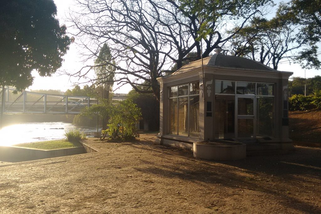 Redoma de vidro que protege a cabana de zinco de Euclides da Cunha em São José do Rio Pardo, à beira do rio, com a ponte ao fundo